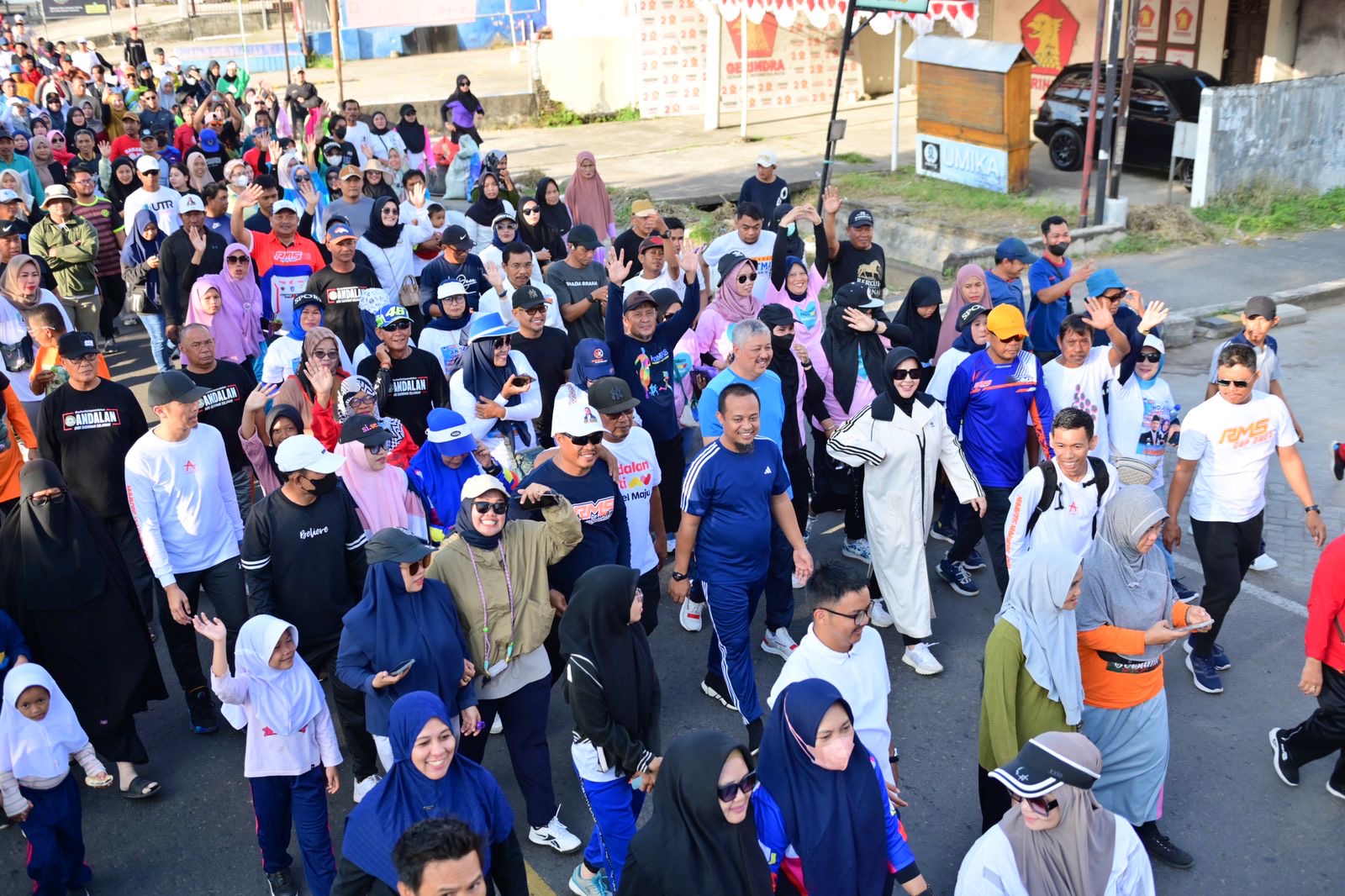 Tampil Bersama di Pinrang, Andi Sudirman-Fatmawati Berbaur dengan Ribuan Peserta Jalan Sehat Anti-Mager